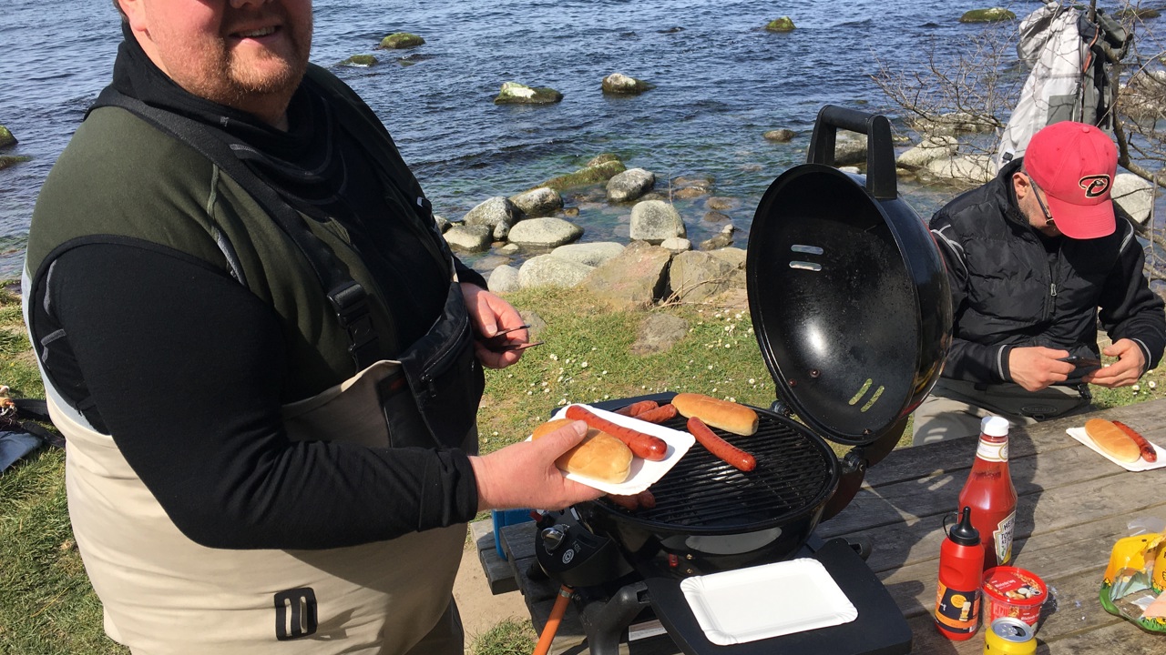 Aflyst ørreddag 2020, Simon Rømer ved grillen.